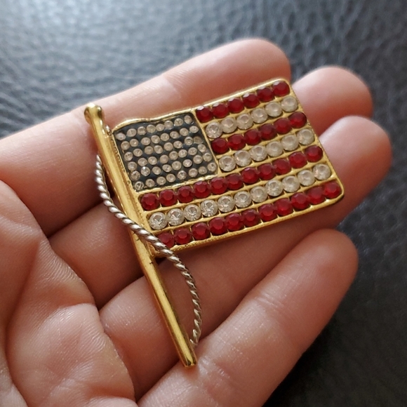 VTG Kenneth Jay Lane flag brooch/pendant - Picture 2 of 7